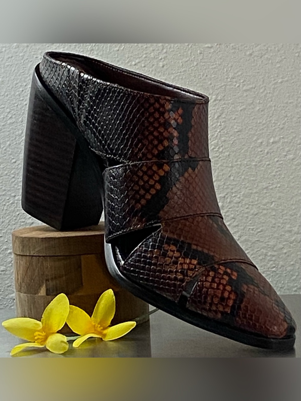 VINCE CAMUTO LEATHER OMBRE SNAKE DESIGN BLOCK HEEL MULES